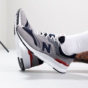 New Balance 997 Trainers Team Away/Grey. Mens size 9 🔥